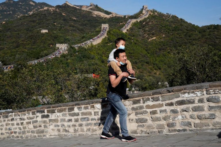 China’s Domestic Tourism Shrinks Amid Covid Lockdowns