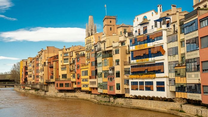 165,000 digital nomads have left the UK: Which countries are they moving to?