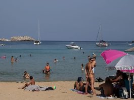 Foreign visitors drive gains in Greek tourism in July