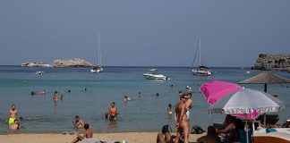 Foreign visitors drive gains in Greek tourism in July