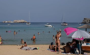 Foreign visitors drive gains in Greek tourism in July
