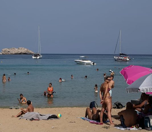 Foreign visitors drive gains in Greek tourism in July